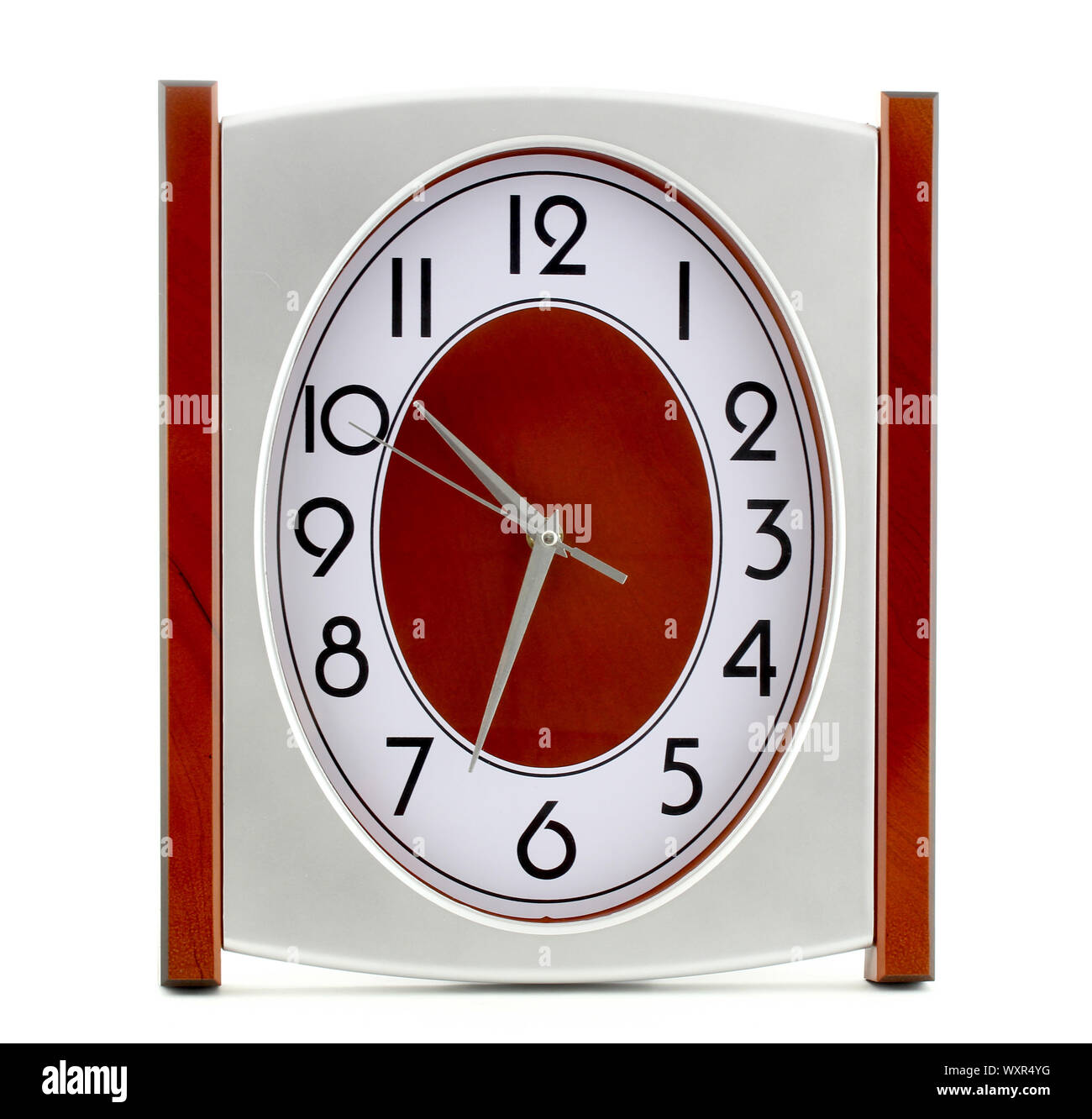 Eine Uhr auf dem weißen Hintergrund. Die Uhr hat ein rotes Zentrum. Stockfoto