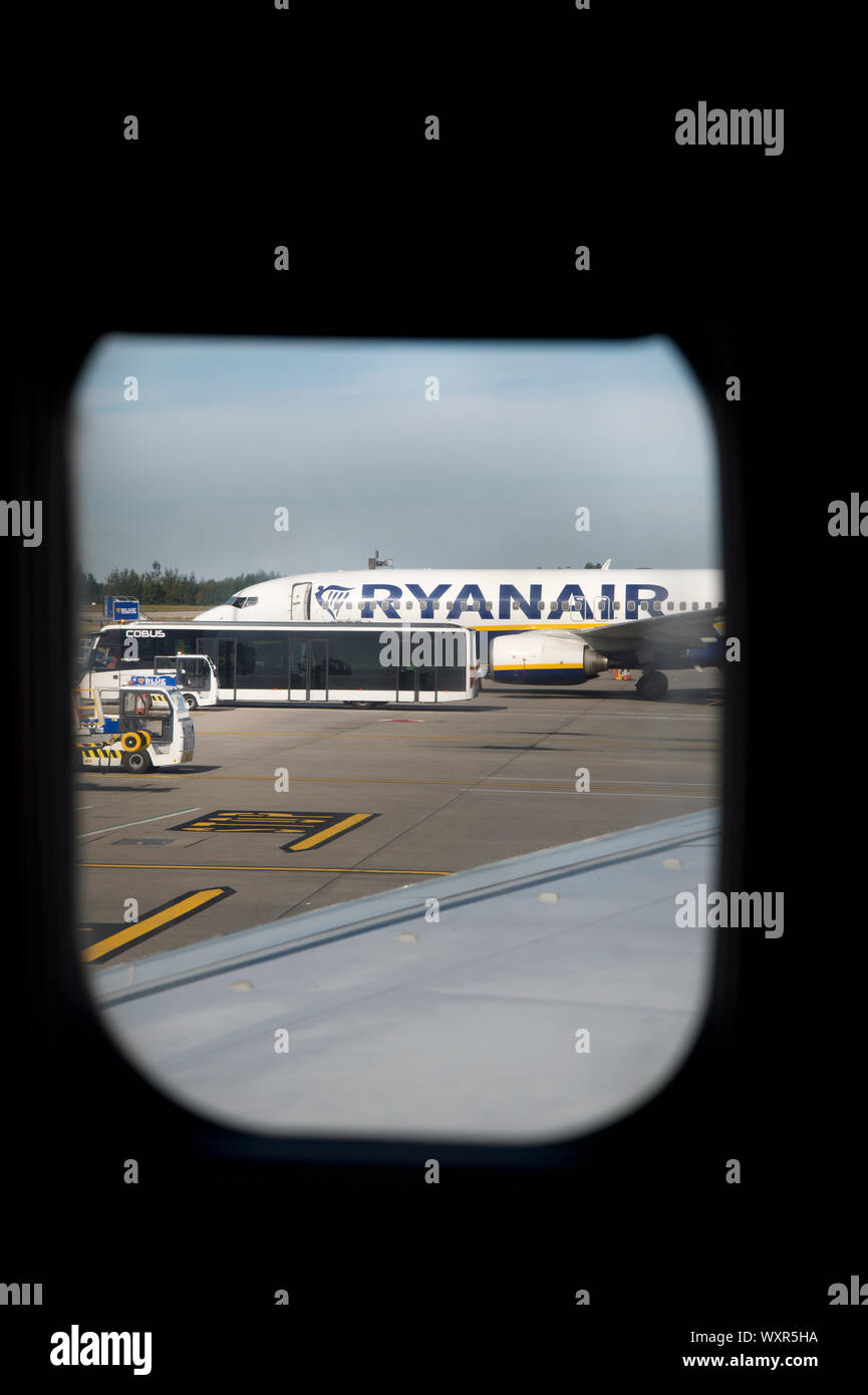 Essex, UK. Flughafen Stansted. Ryan Air Flugzeug durch ein Flugzeug Fenster gesehen Stockfoto