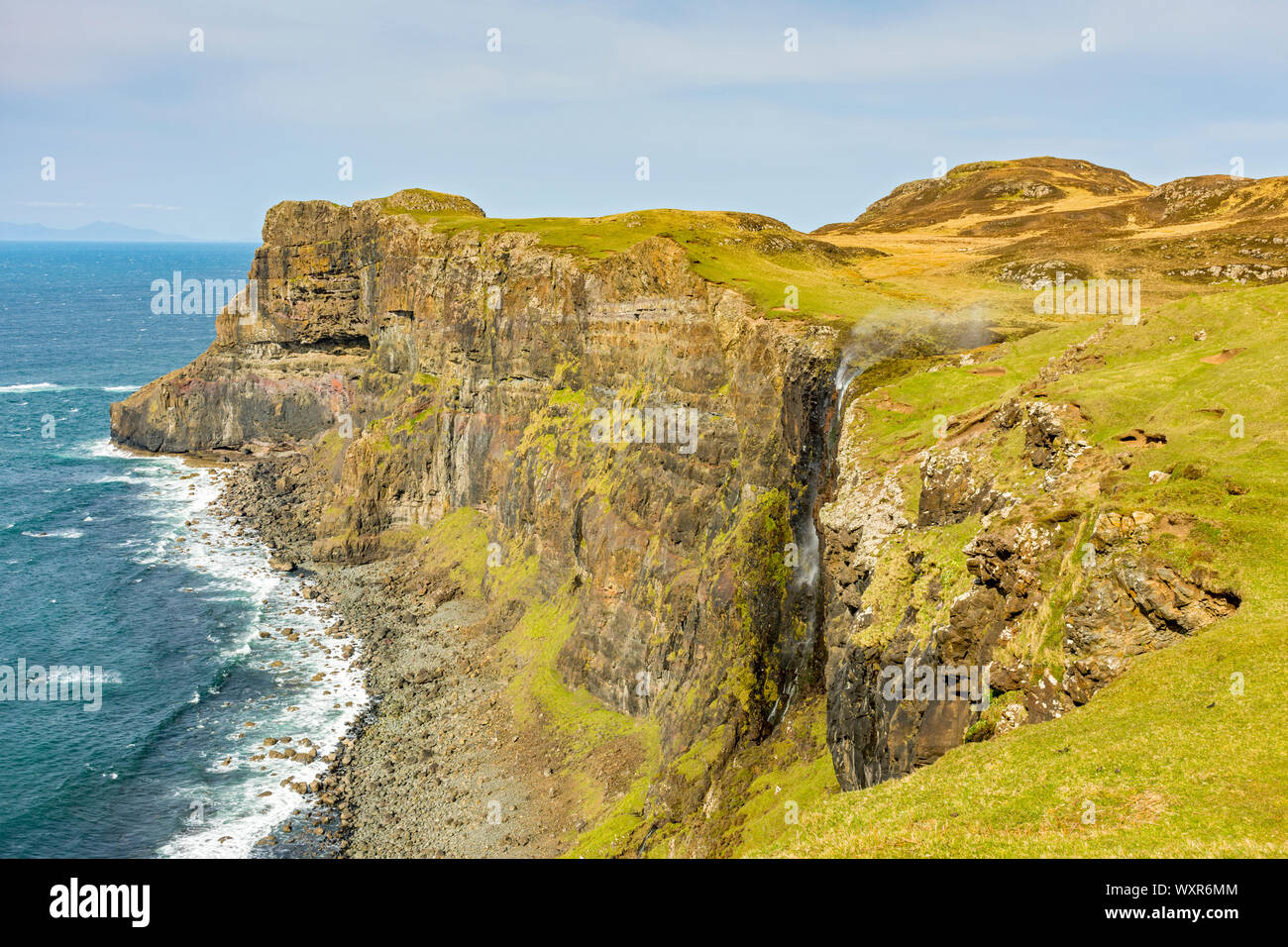 Die Klippen von rubha Cruinn und die Allt Mheididh Wasserfall, Talisker Bay, Minginish, Isle of Skye, Schottland, Großbritannien Stockfoto