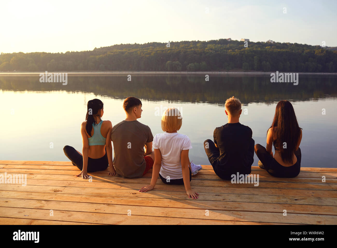 Gruppe von Menschen, die Ruhe im Park entspannen am See Stockfoto