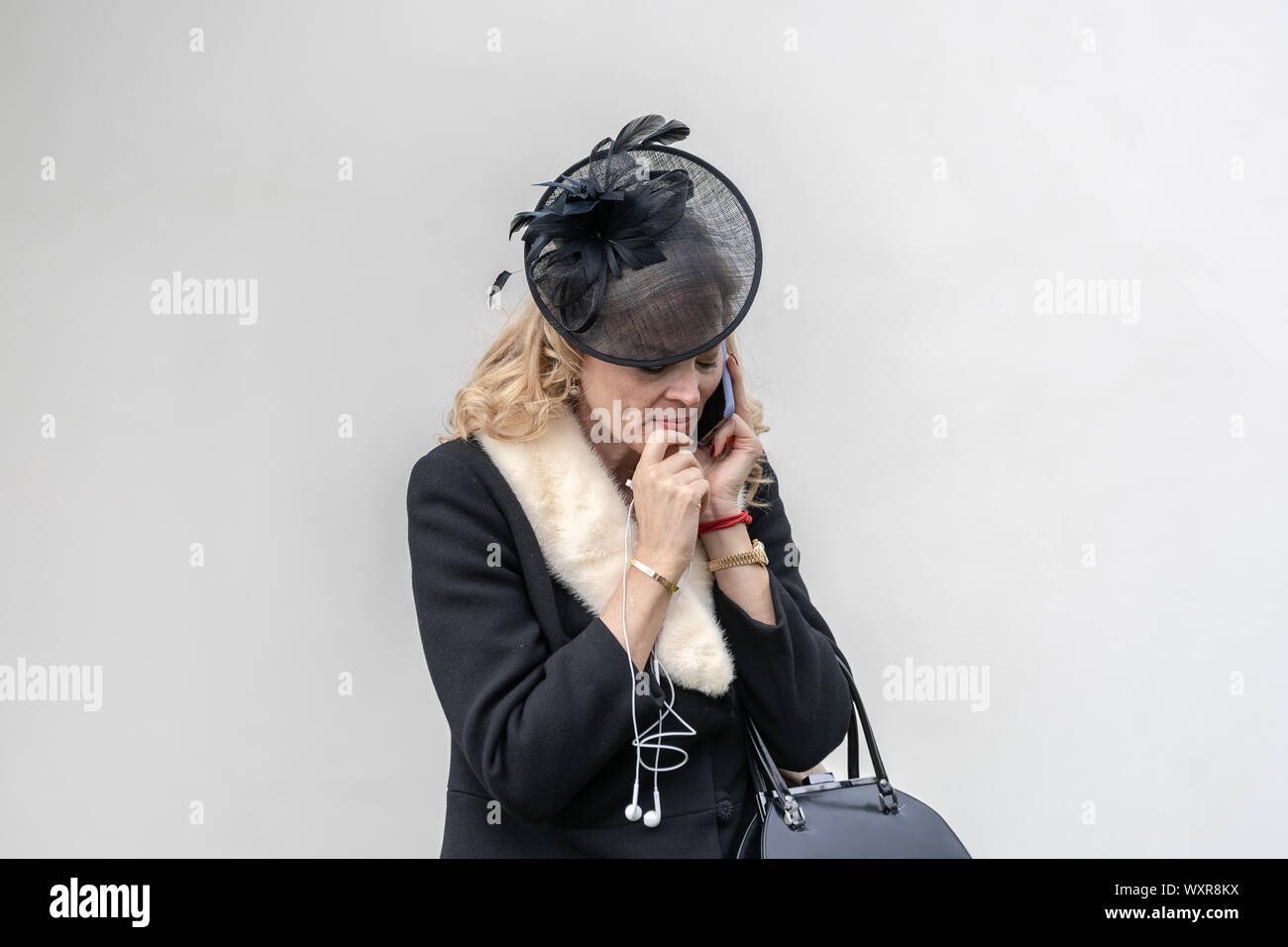 Vintage-themed Mode und anderen Kleid Variationen getragen werden, während Goodwood Revival, Großbritanniens größte jährliche Oldtimertreffen, UK. Stockfoto