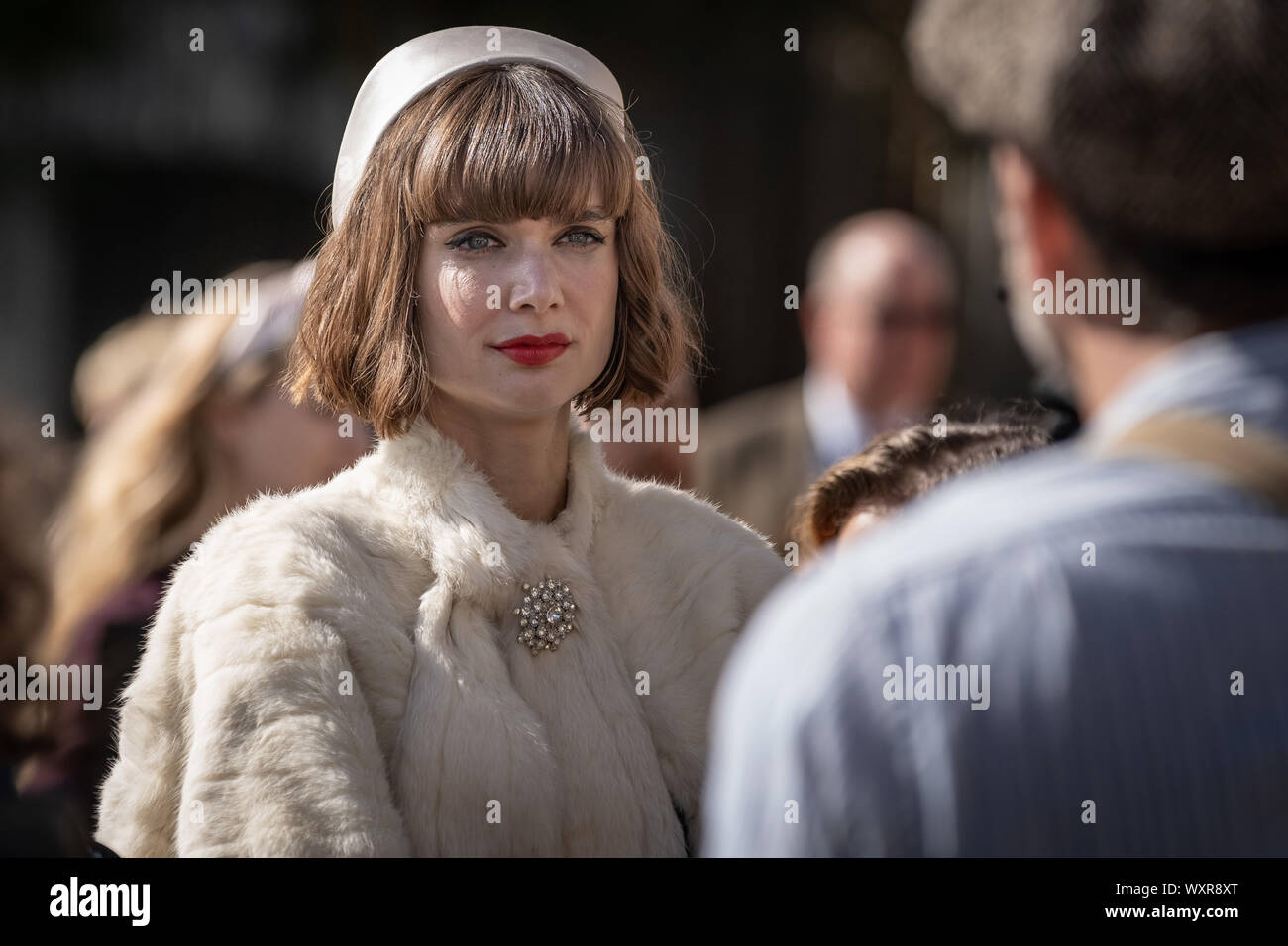 Vintage-themed Mode und anderen Kleid Variationen getragen werden, während Goodwood Revival, Großbritanniens größte jährliche Oldtimertreffen, UK. Stockfoto
