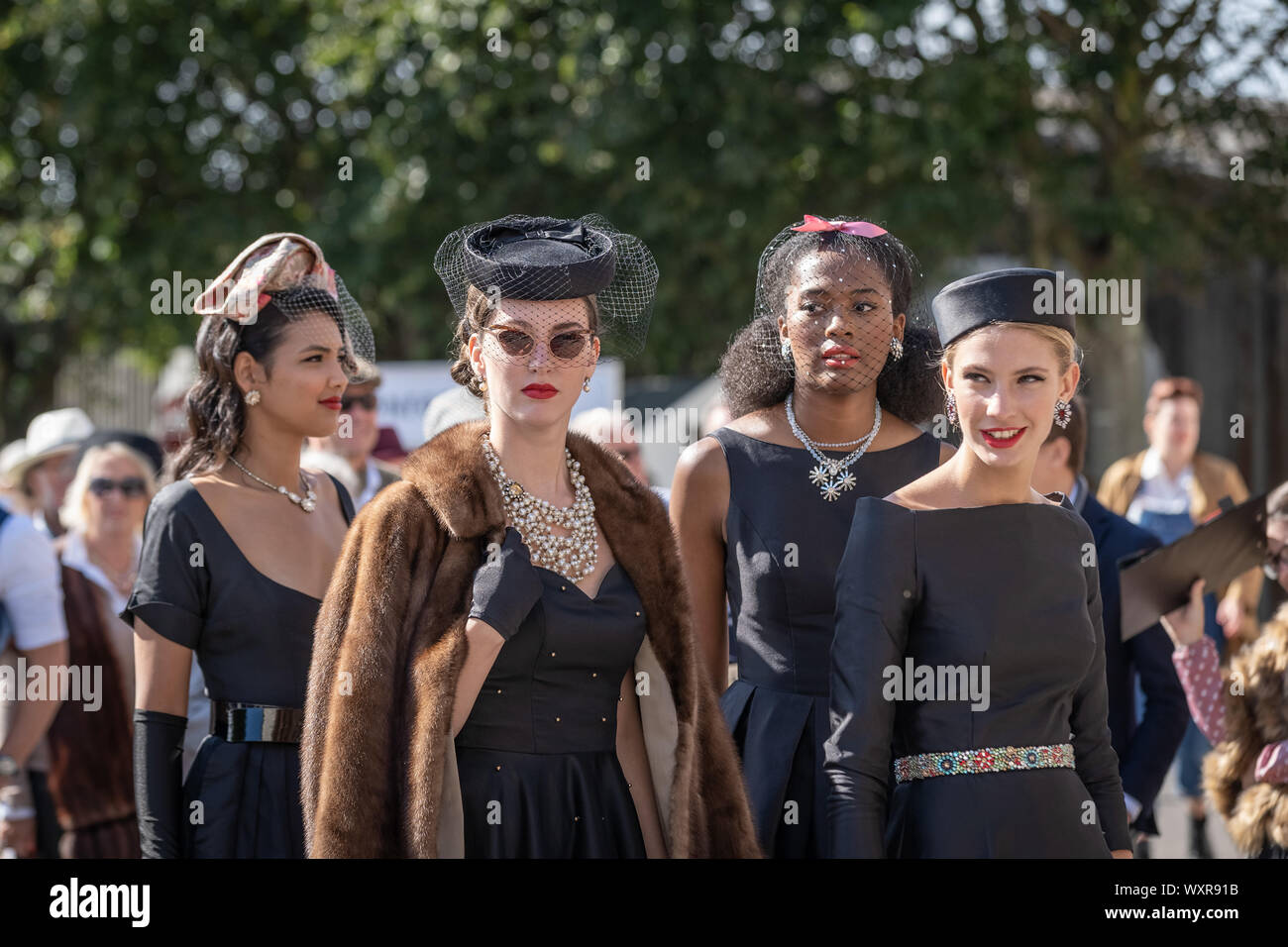 Vintage-themed Mode und anderen Kleid Variationen getragen werden, während Goodwood Revival, Großbritanniens größte jährliche Oldtimertreffen, UK. Stockfoto