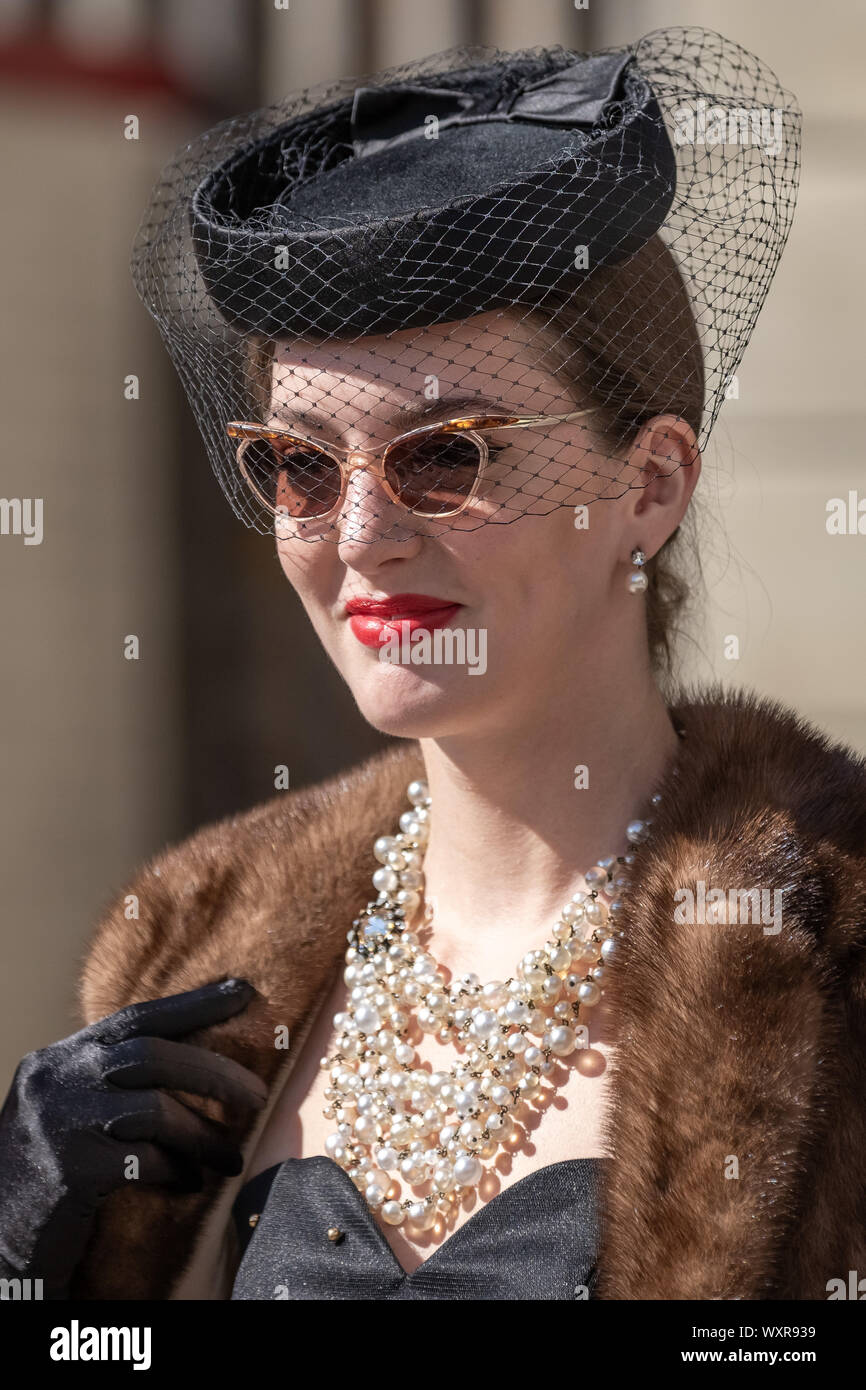 Vintage-themed Mode und anderen Kleid Variationen getragen werden, während Goodwood Revival, Großbritanniens größte jährliche Oldtimertreffen, UK. Stockfoto