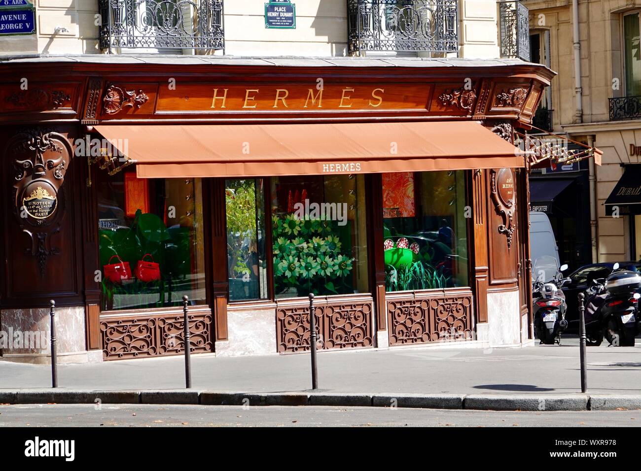 Hermes George V, Designer Kleidung, Taschen und Zubehör Shop im 8. arrondissement, Paris, Frankreich. Stockfoto
