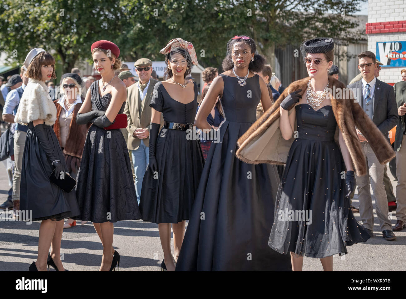 Vintage-themed Mode und anderen Kleid Variationen getragen werden, während Goodwood Revival, Großbritanniens größte jährliche Oldtimertreffen, UK. Stockfoto