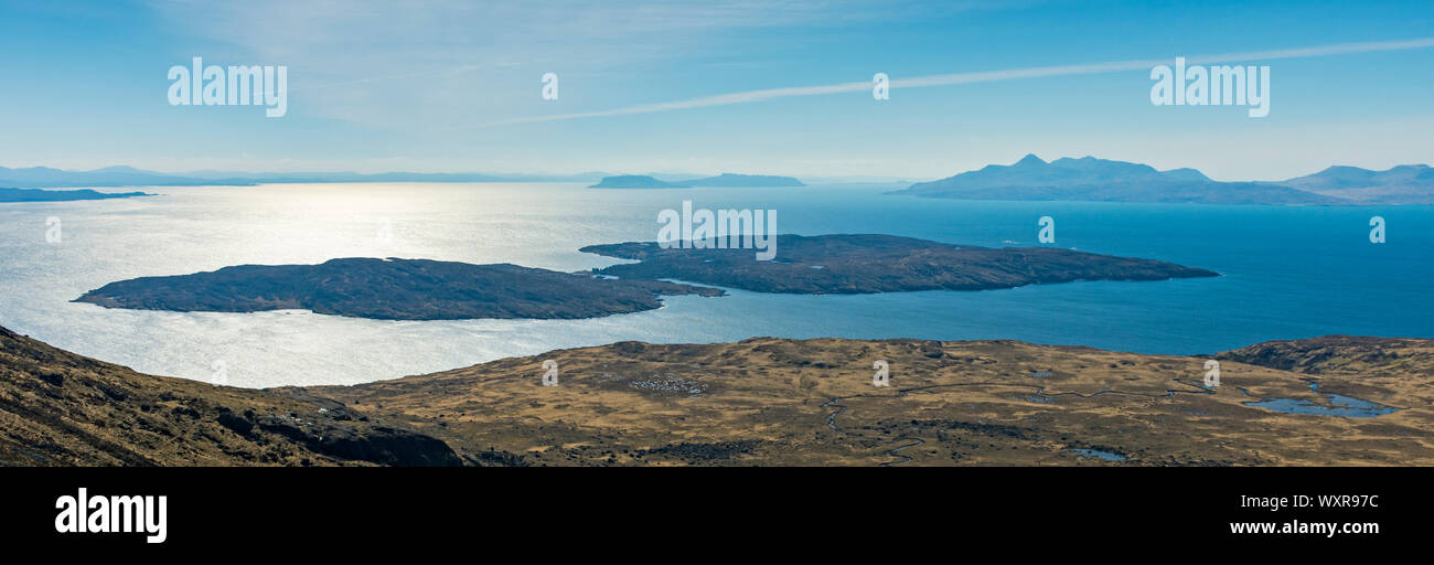 Panorama auf die Inseln Eigg, Rum und Soay-schafe als aus Kokos 'a' Ghrunnda in den Cuillin Mountains, Isle of Skye, Schottland, Großbritannien Stockfoto