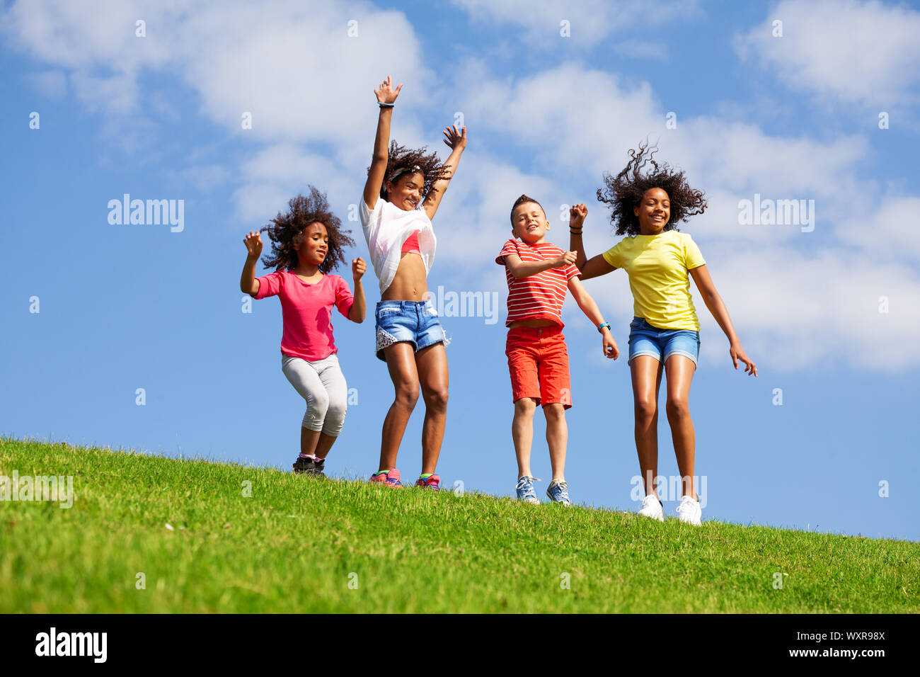 Gruppe der gerne tanzen und springen Kinder Stockfoto