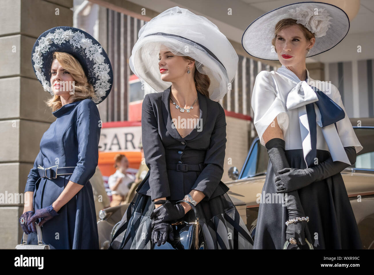 Vintage-themed Mode und anderen Kleid Variationen getragen werden, während Goodwood Revival, Großbritanniens größte jährliche Oldtimertreffen, UK. Stockfoto