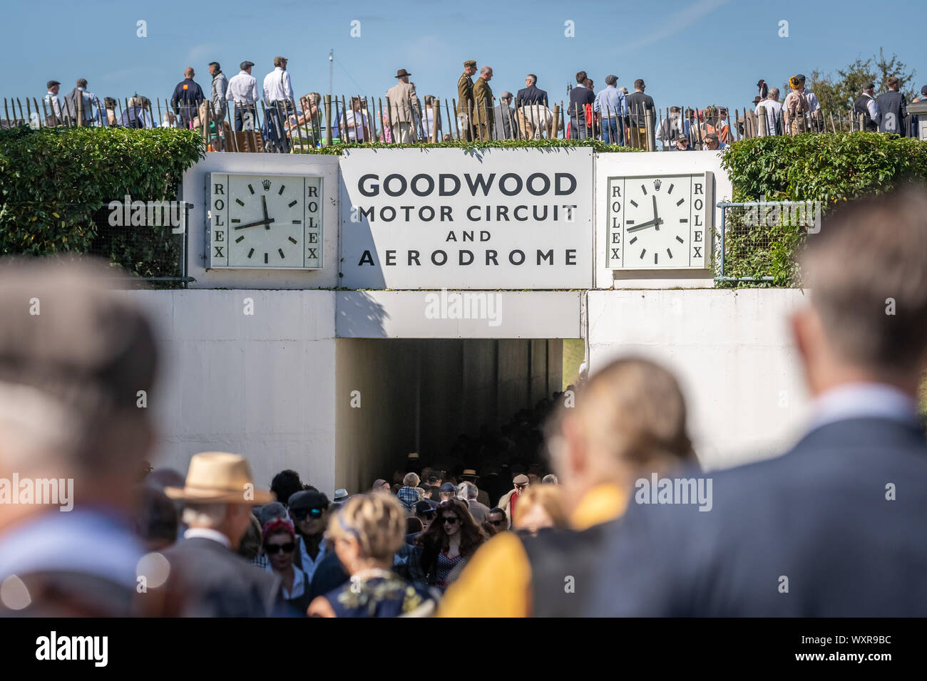 Vintage-themed Goodwood Revival. Großbritanniens größte jährliche Classic Car Show feiert das mid-20th Jahrhundert Blütezeit der Goodwood Rennstrecke. Stockfoto
