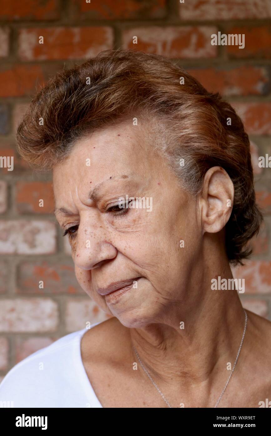 Porträt eines reifen Mixed Race Lady mit Traurigkeit nach unten schauen. Stockfoto