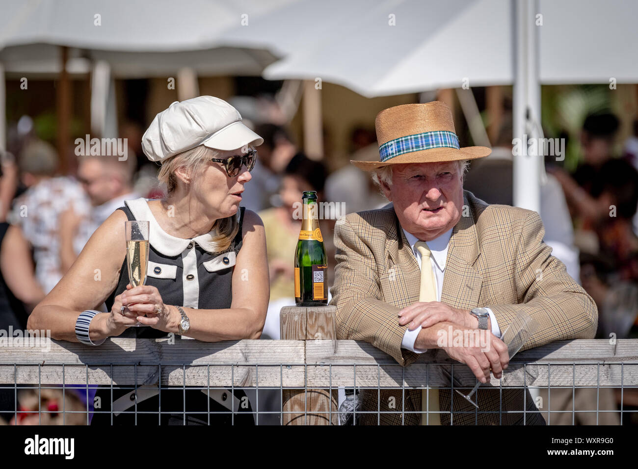 Vintage-themed Mode und anderen Kleid Variationen getragen werden, während Goodwood Revival, Großbritanniens größte jährliche Oldtimertreffen, UK. Stockfoto