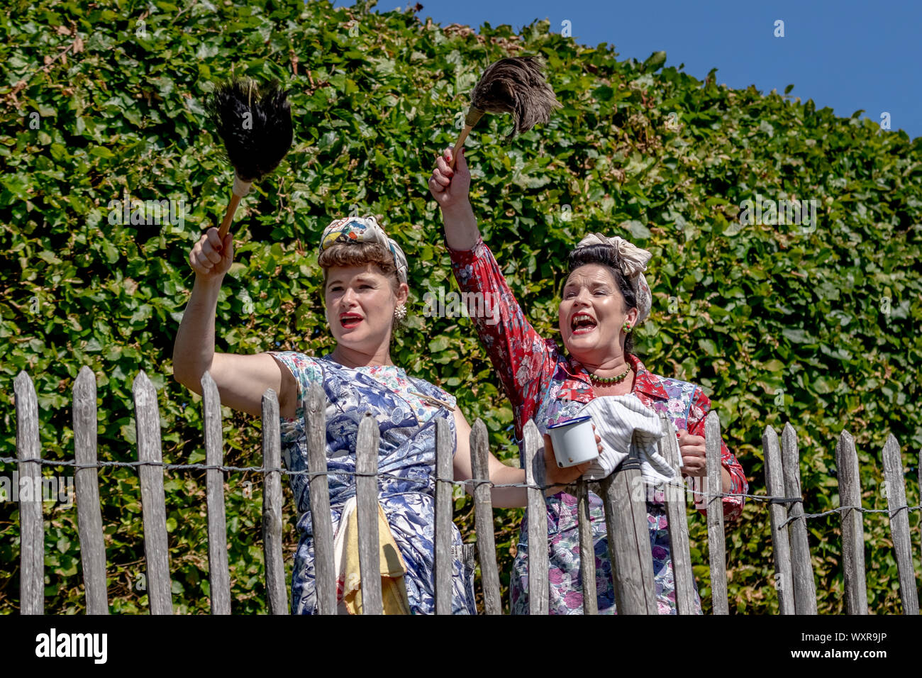 Vintage-themed Mode und anderen Kleid Variationen getragen werden, während Goodwood Revival, Großbritanniens größte jährliche Oldtimertreffen, UK. Stockfoto