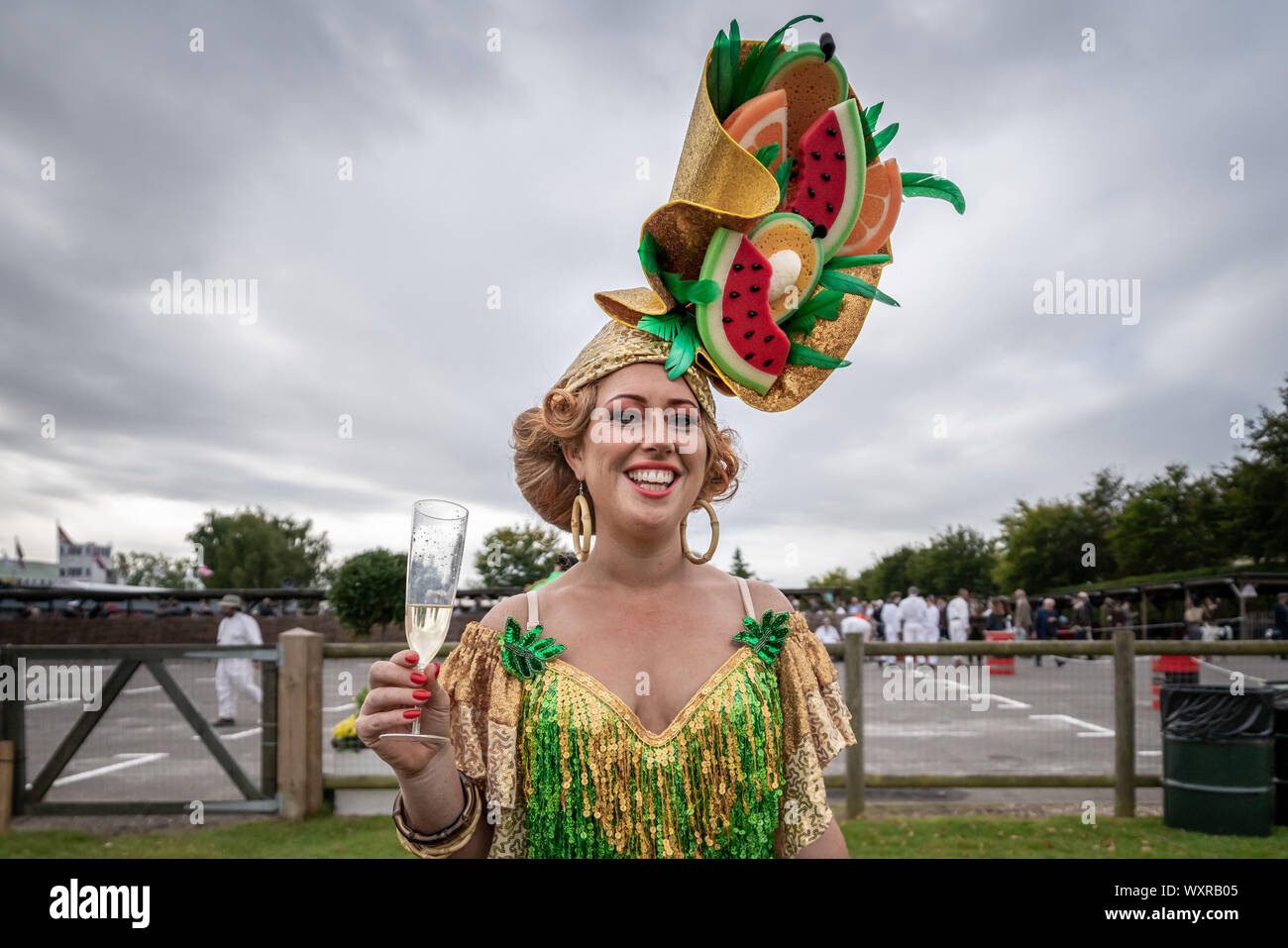 Vintage-themed Mode und anderen Kleid Variationen getragen werden, während Goodwood Revival, Großbritanniens größte jährliche Oldtimertreffen, UK. Stockfoto