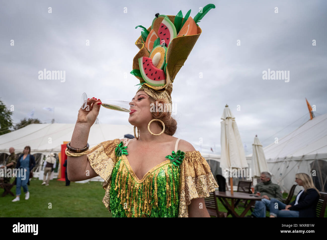 Vintage-themed Mode und anderen Kleid Variationen getragen werden, während Goodwood Revival, Großbritanniens größte jährliche Oldtimertreffen, UK. Stockfoto
