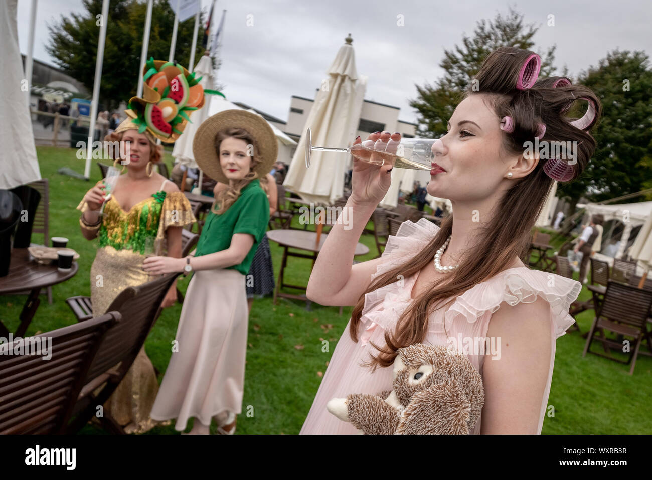 Vintage-themed Mode und anderen Kleid Variationen getragen werden, während Goodwood Revival, Großbritanniens größte jährliche Oldtimertreffen, UK. Stockfoto