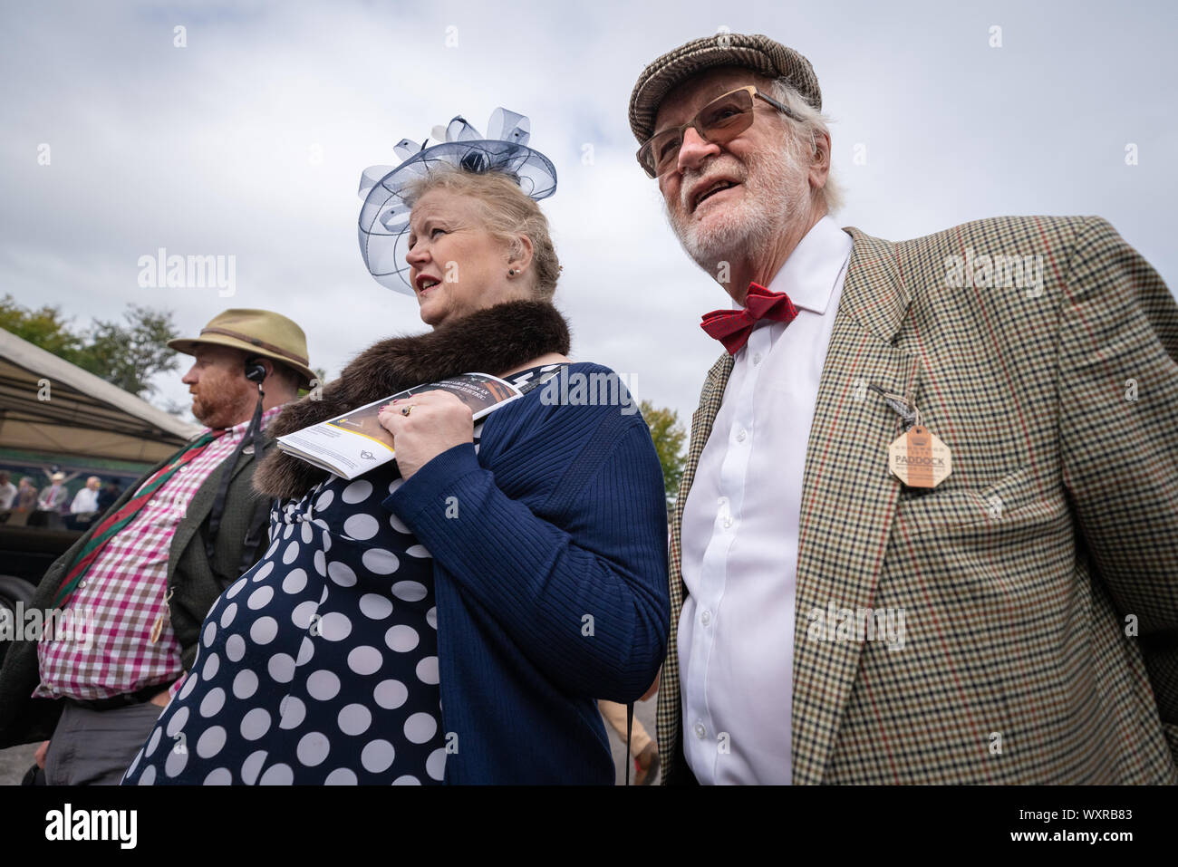 Vintage-themed Mode und anderen Kleid Variationen getragen werden, während Goodwood Revival, Großbritanniens größte jährliche Oldtimertreffen, UK. Stockfoto
