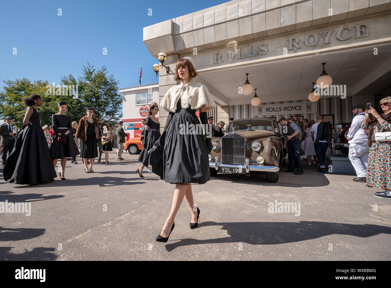 Vintage-themed Mode und anderen Kleid Variationen getragen werden, während Goodwood Revival, Großbritanniens größte jährliche Oldtimertreffen, UK. Stockfoto