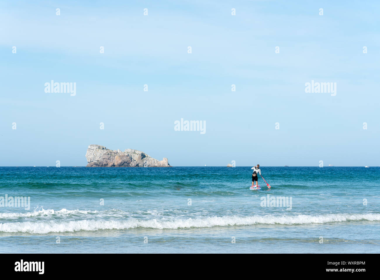 Toulinguet Plage, Fnistere/Frankreich - 23. August 2019: SUP-paddleboard Surfen an der Westküste der Bretagne in Frankreich am Strand in der Nähe von Toulinguet Camaret Stockfoto