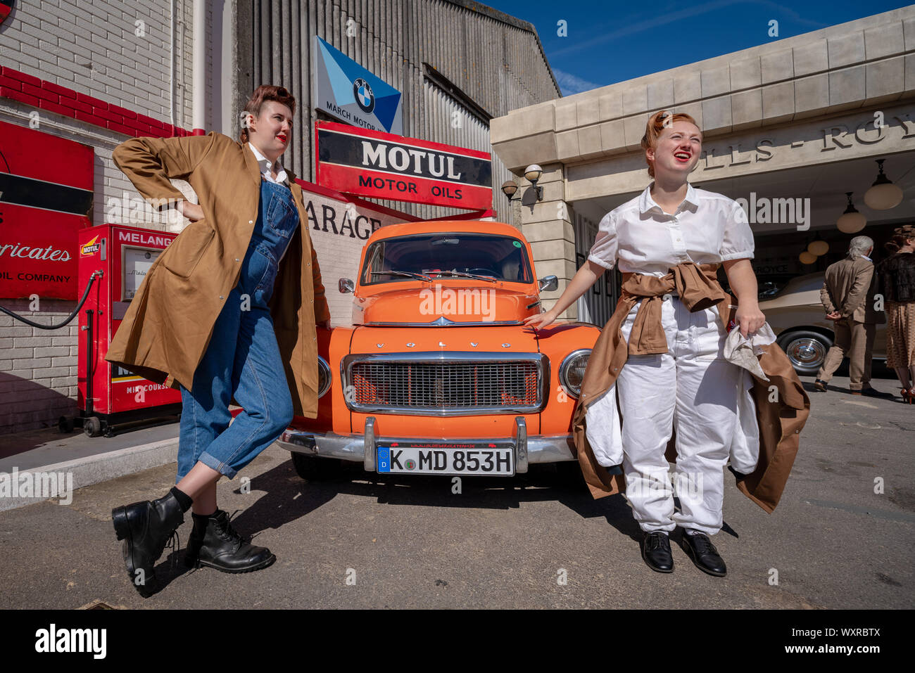 Vintage-themed Goodwood Revival. Großbritanniens größte jährliche Classic Car Show feiert das mid-20th Jahrhundert Blütezeit der Goodwood Rennstrecke. Stockfoto