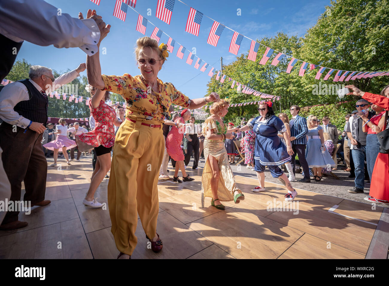 Rock und Roll tanzen im vintage-themed Goodwood Revival, Großbritanniens größte jährliche Oldtimertreffen, Großbritannien Stockfoto
