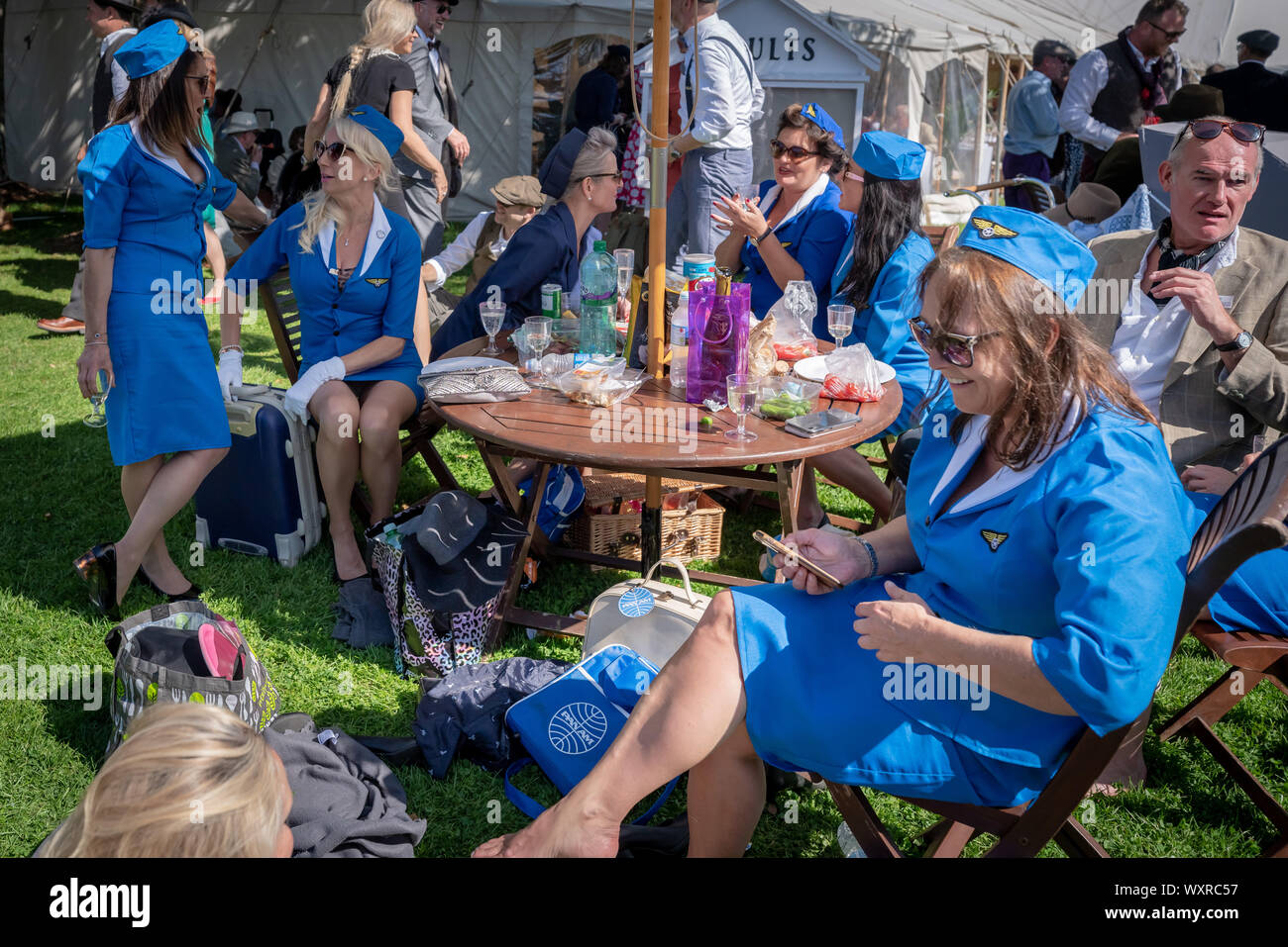 Vintage-themed Mode und anderen Kleid Variationen getragen werden, während Goodwood Revival, Großbritanniens größte jährliche Oldtimertreffen, UK. Stockfoto