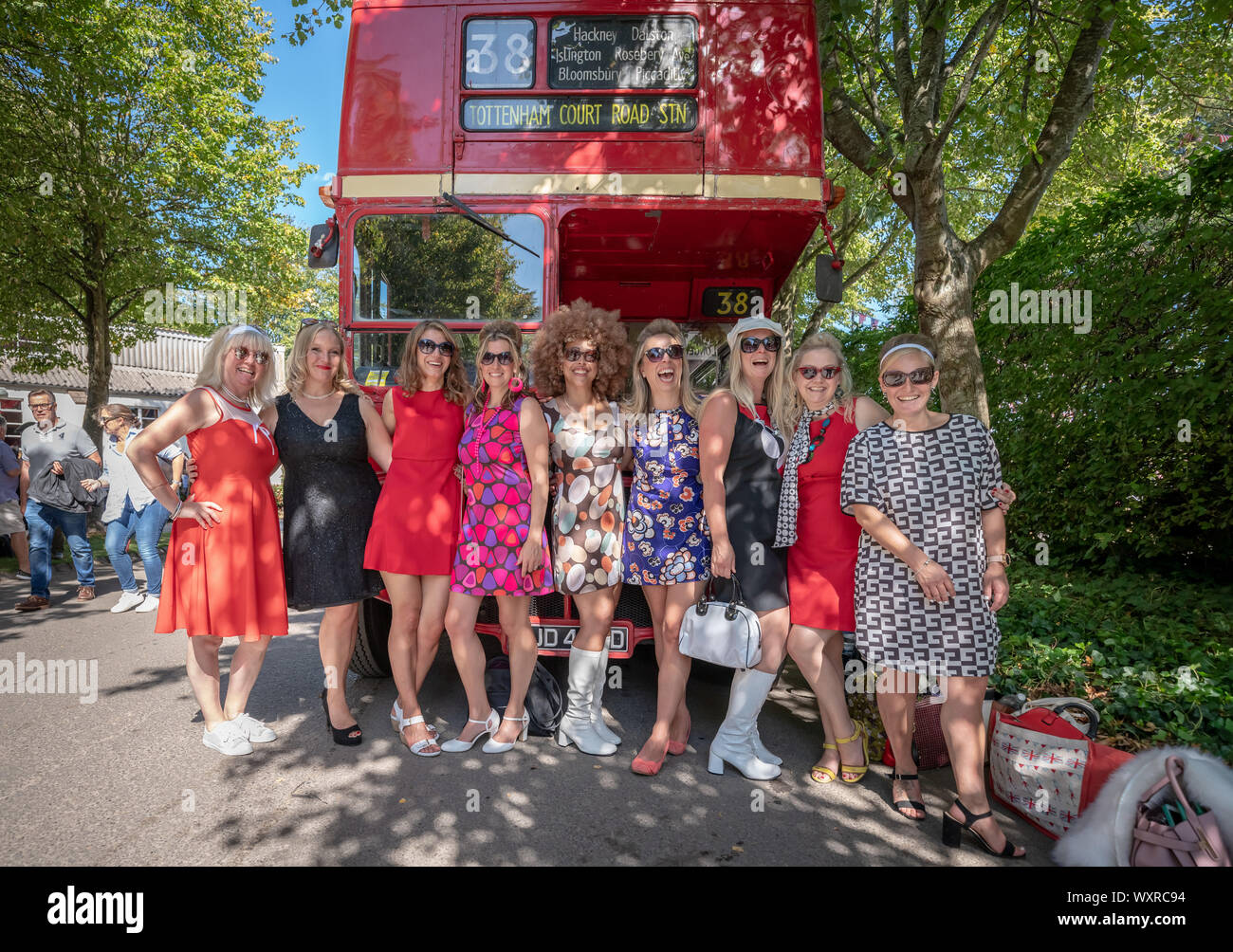 Vintage-themed Mode und anderen Kleid Variationen getragen werden, während Goodwood Revival, Großbritanniens größte jährliche Oldtimertreffen, UK. Stockfoto