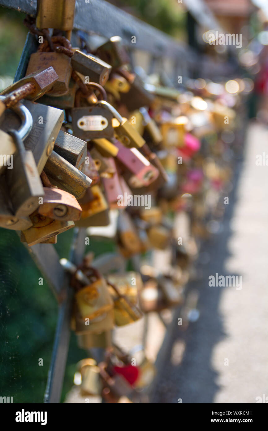 Vorhängeschlösser auf einer Brücke als Symbol für Liebe und Beziehungen. Stockfoto