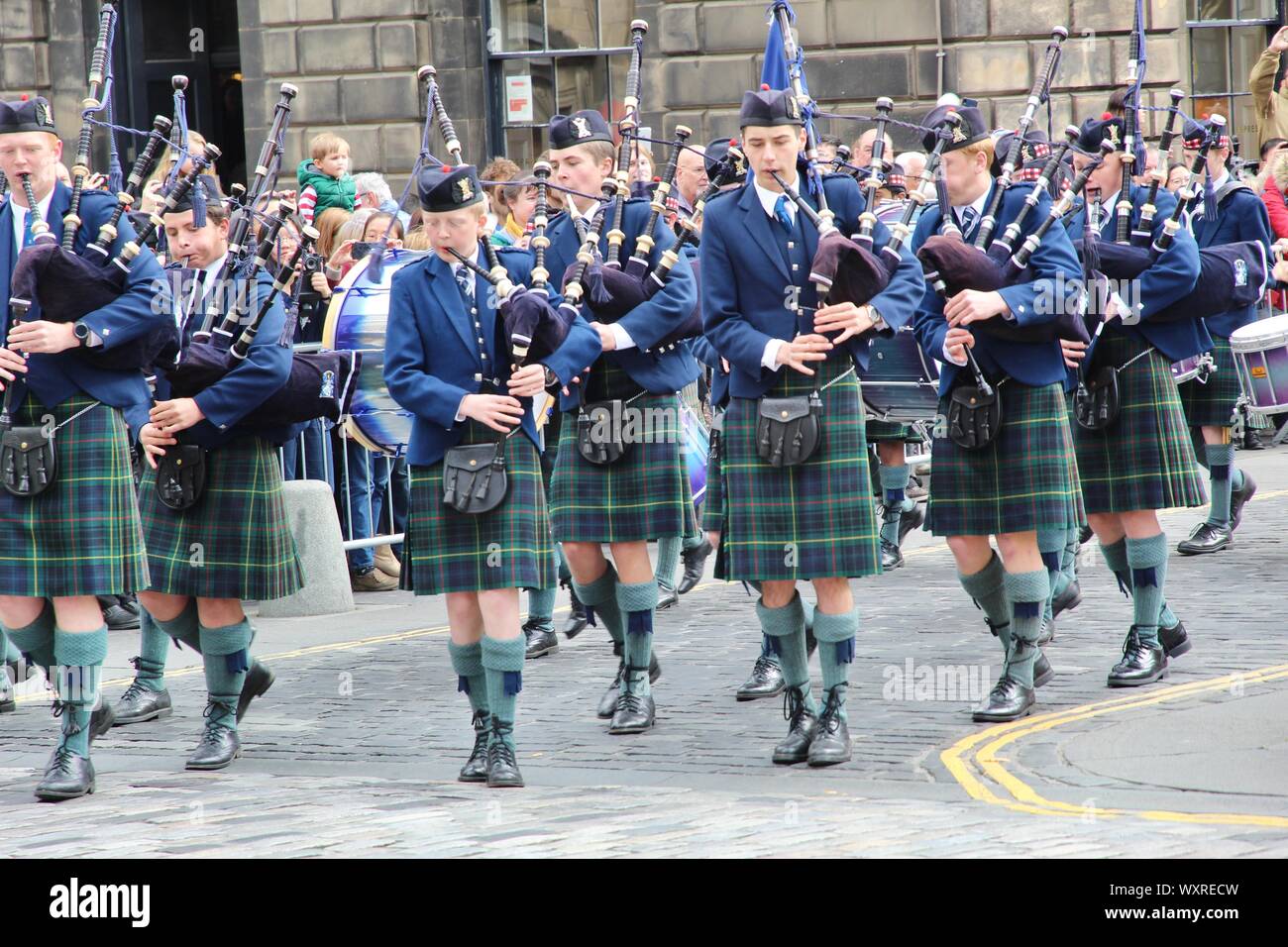 Pipe Band von George Heriot Schule Reiten der Marken auf der Royal Mile. Stockfoto