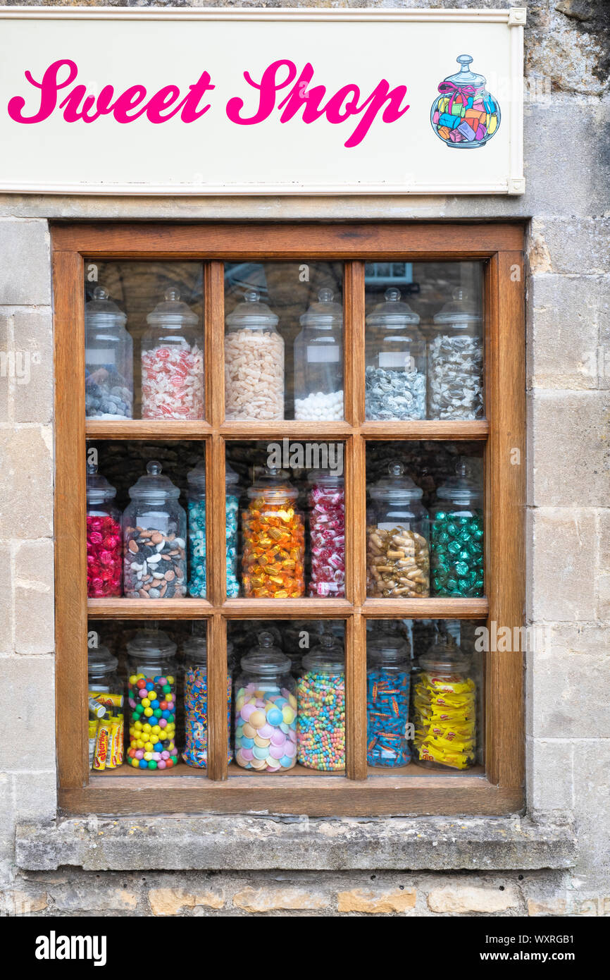 Gläser von Süßigkeiten in das Fenster der Girlanden little Sweet Shop. Bourton auf dem Wasser, Cotswolds, Gloucestershire, England Stockfoto