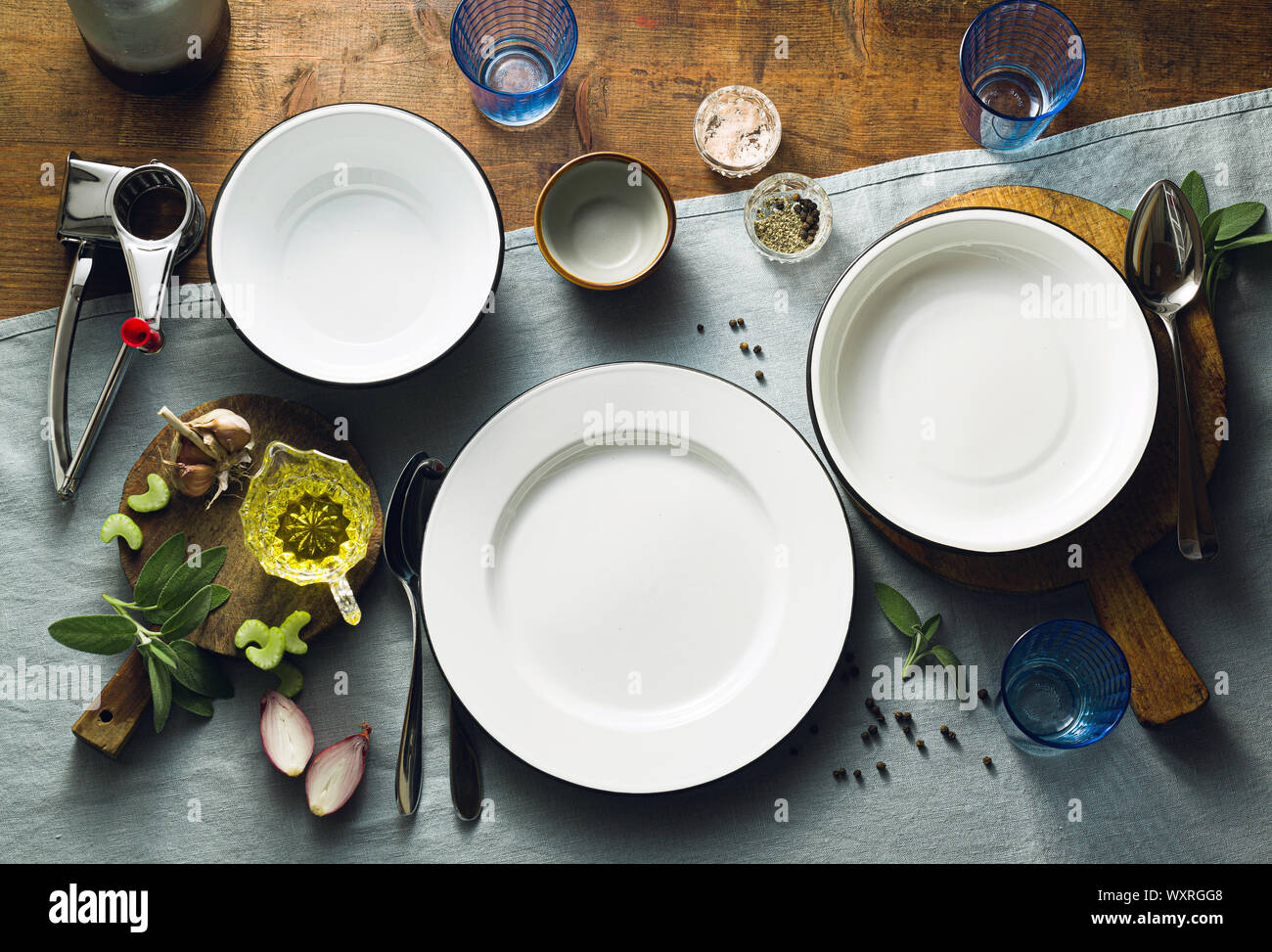 Leere Teller auf einen Tisch für die Gäste eingestellt. Geschirr und Besteck. Abendessen oder Mittagessen Styling Stockfotografie