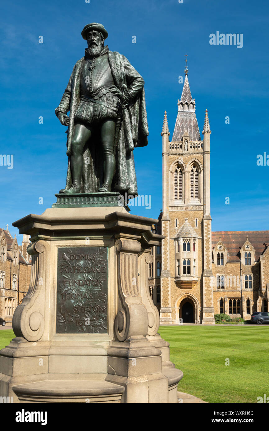 Charterhouse School, eine historische Internat in Surrey, England, UK. Statue des Gründers Thomas Sutton vor der Schule und Gründer Gericht. Stockfoto