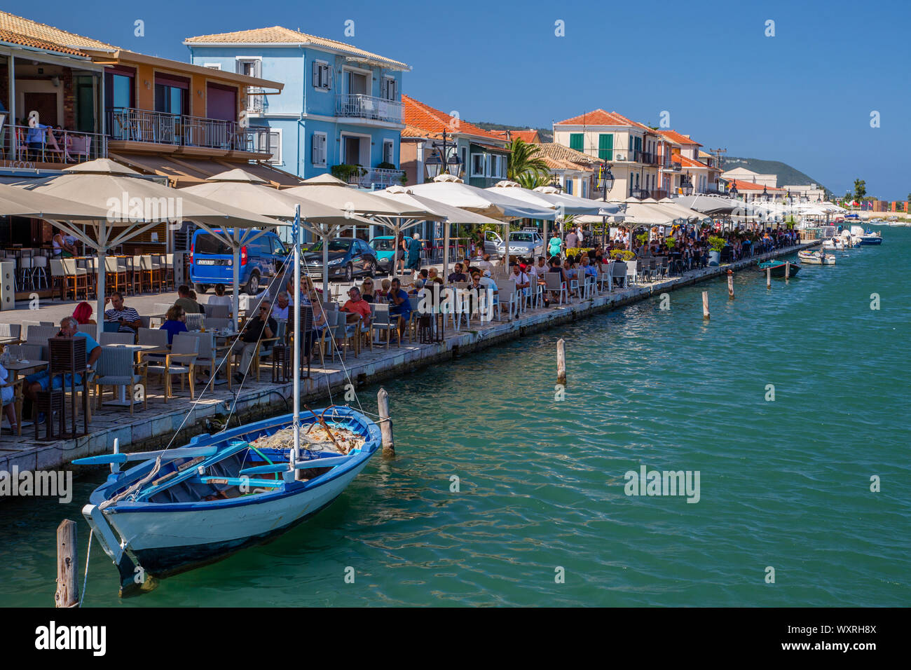 Angeln Boot entlang der Küste in die Stadt Lefkada auf Lefkada/Lefkas Insel, Griechenland Stockfoto