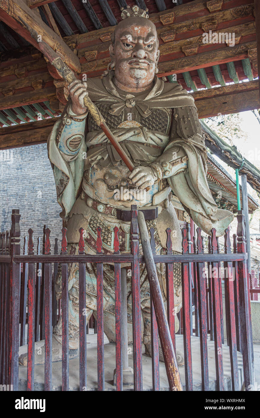 Riesige hölzerne Krieger Wache in der Göttin Mutter Hall in der Jinci Tempel in Taiyuan Stockfoto
