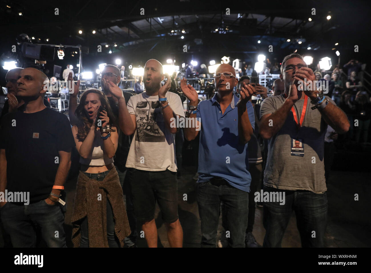 Tel Aviv, Israel. 17 Sep, 2019. Unterstützer der Israelischen Blaue und Weiße Zentrumspartei, reagieren auf Umfragen bei den Blauen und Weißen Partei während des Israelischen Parlamentswahlen. Credit: Oren Ziv/dpa/Alamy leben Nachrichten Stockfoto