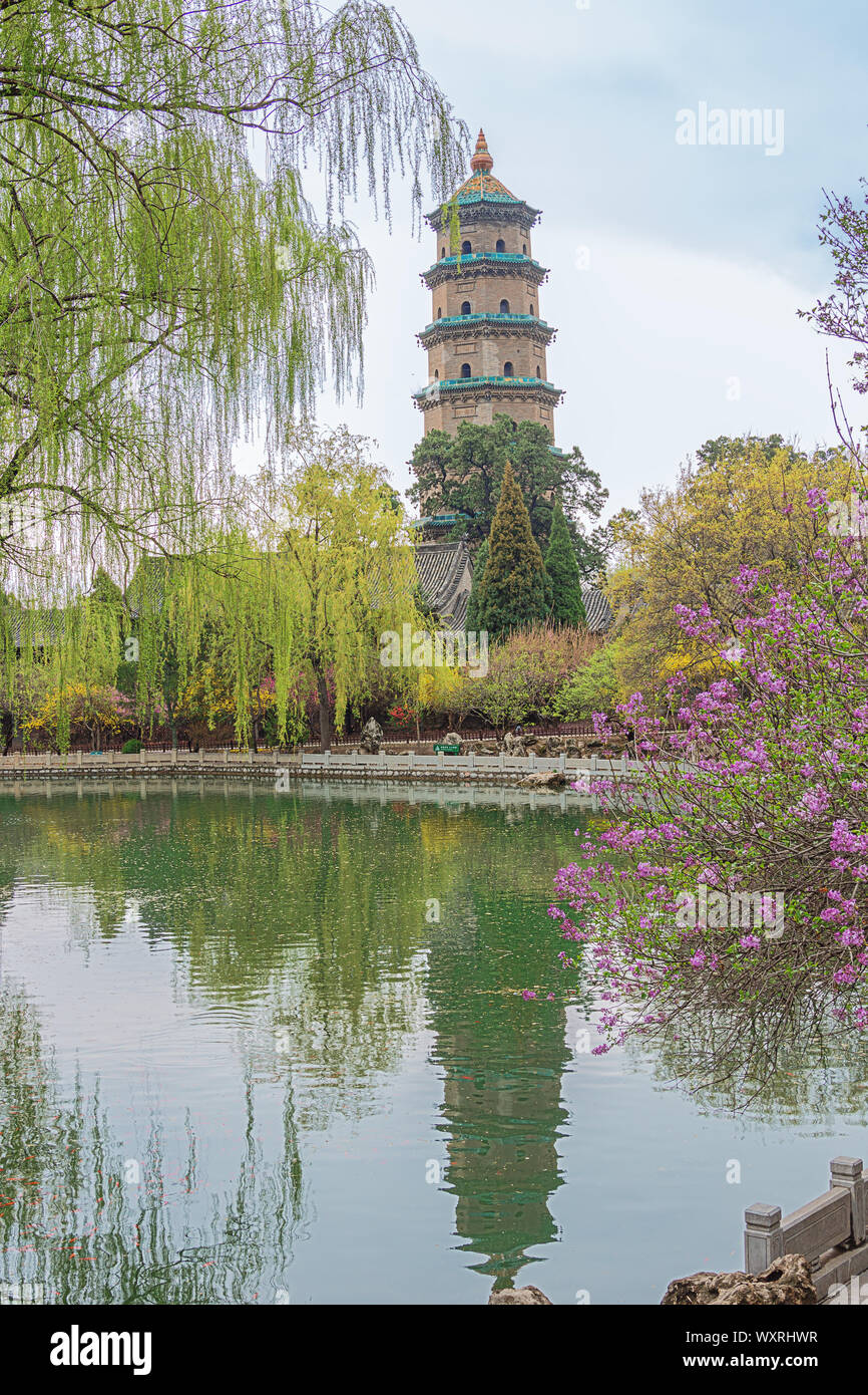 Blick über den See auf den Turm von Buddhas Reliquien in den Jinci Tempel in Taiyuan Stockfoto