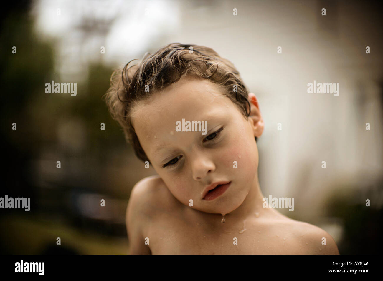 Junge, verloren in Gedanken Stockfoto