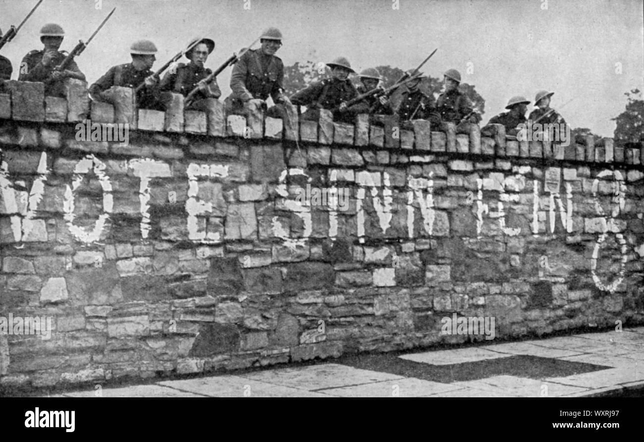 Britische Truppen bewacht eine Wand während des Irischen Unabhängigkeitskrieges auch bekannt als die anglo-irischen Krieg, 1920. Die irischen Unabhängigkeitskrieg (Cogadh na Saoirse) oder anglo-irischen Krieg war ein Guerillakrieg in Irland von 1919 bis 1921 kämpften zwischen der Irish Republican Army (IRA) und britischen Truppen. Stockfoto