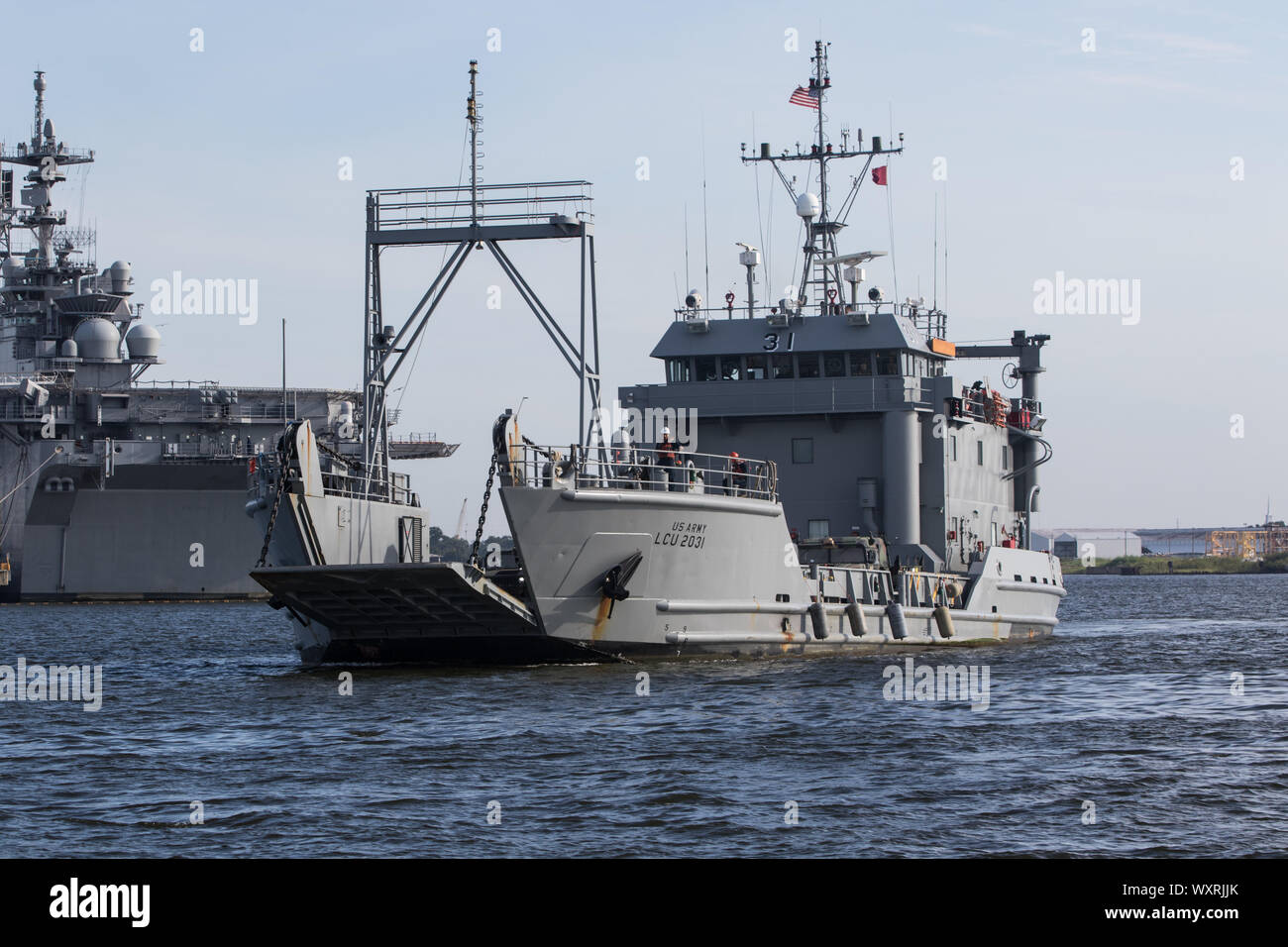 Us-Armee Schiff New Orleans, Landing Craft Utility 2031, trägt der U.S. Army Ausrüstung zu Pascagoula Naval Komplex, Singing River Island, bei einer gemeinsamen Bereitschaft Übung Sept. 14, 2019. Die JRE-Version testet und validiert die Armee, die Marine- und Luftstreitkräfte" Fähigkeit der 4 Infantry Brigade Combat Team, 25 Infanterie Division zu implementieren und zu betreiben als Teil eines integrierten, gemeinsamen und geschlossenes Team. (U.S. Armee Foto von Pfc. Joshua Cowden/22 Mobile Public Affairs Abteilung) Stockfoto