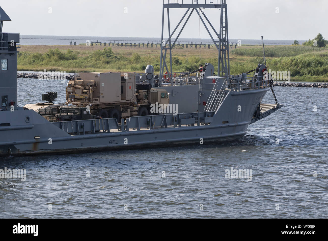 Us-Armee Ausrüstung auf U.S. Army Schiff New Orleans, Landing Craft Utility 2031, Pascagoula Naval Komplex, Sänger River Island, bei einer gemeinsamen Bereitschaft Übung Sept. 14, 2019 transportiert. Die JRE-Version erlaubt die Kommandanten auf mehreren Ebenen und Orte in den Prozess der Planung und Koordinierung der erforderlichen Einheiten in Übersee auf einen verkürzten Anmeldung und Bereitstellung zu bewegen, zu trainieren. (U.S. Armee Foto von Pfc. Joshua Cowden/22 Mobile Public Affairs Abteilung) Stockfoto