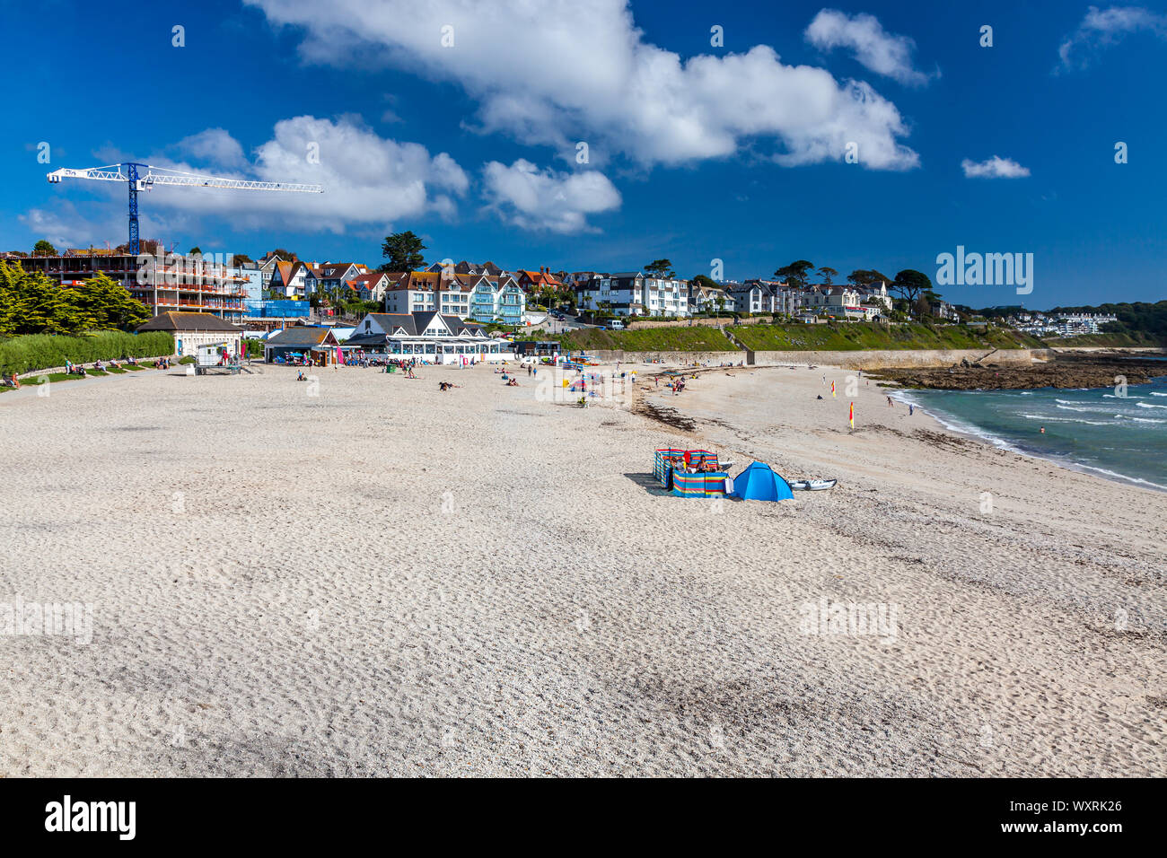 Mit Blick auf den goldenen Sandstrand von Gyllyngvase Beach Falmouth Cornwall UK Europa Stockfoto