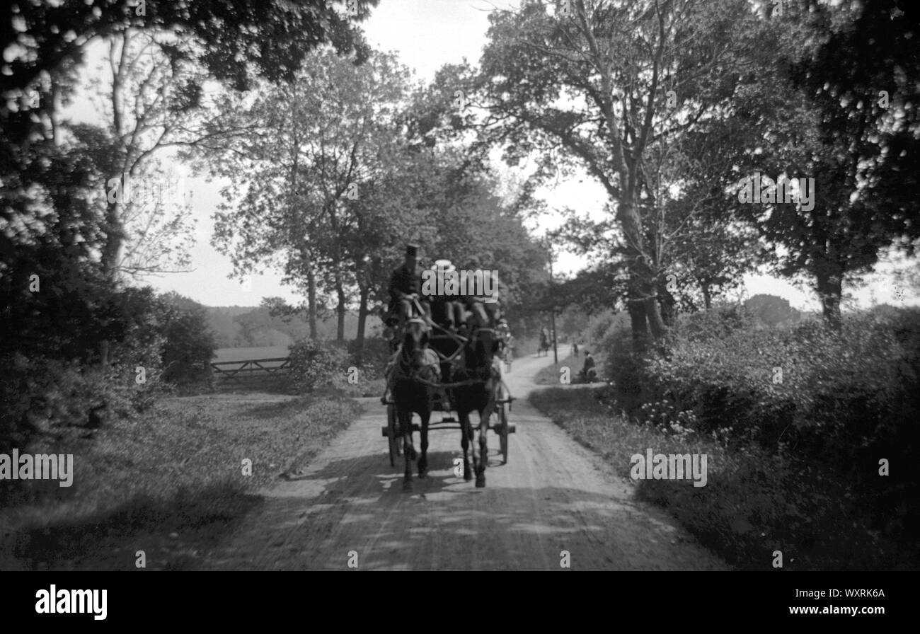 AJAXNETPHOTO. 1910 (ca.). ENGLAND. - Pferd reisen - EIN TRAINER UND ZWEI REISEN AUF EINER LANDSTRASSE IN EINER bewaldeten Umgebung. Fotograf: unbekannt © DIGITAL IMAGE COPYRIGHT AJAX VINTAGE BILDARCHIV QUELLE: AJAX VINTAGE BILDARCHIV SAMMLUNG REF: () AVL TRA STAGE JB 80201 4 Stockfoto