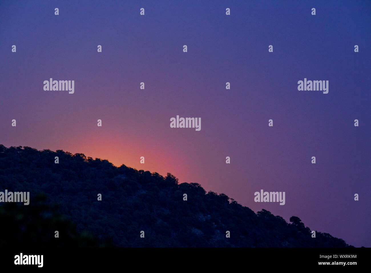 Leuchten der Ernte Vollmond über Rocky Mountains Rising; Freitag, 13.; Salida, Colorado, USA Stockfoto