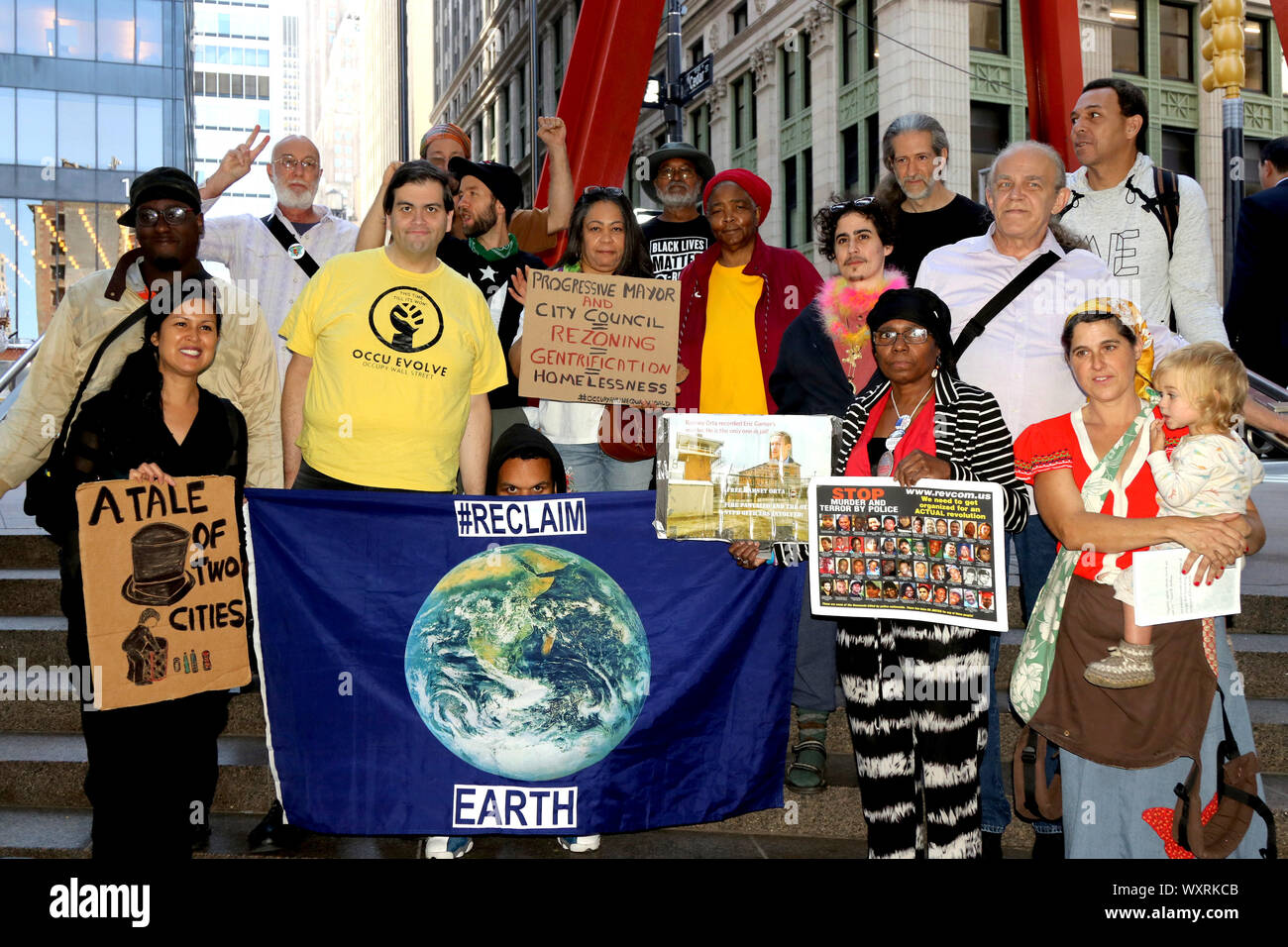 September 17, 2019, New York City, New York, US: In den acht (8) Jahren seit Besetzt die Wall Street (OWS) auf den Straßen in New York City stattfand, laichen Massenaktion Bewegungen, die über den ganzen Erdball verteilt, Aktivisten versammelt, um das Jubiläum bei Zuccotti Park gefeiert - Heimat der Bewegung - in Lower Manhattan am 17 Sep, 2019 daran erinnert, dass die Passanten in 2019, gibt es einen noch größeren Kampf elementarsten Freiheiten aufrecht zu erhalten, und um zu verhindern, dass die Aushöhlung der alles, was mit dem Blut, Schweiß und Tränen der Widerstand in den letzten 100 Jahren erreicht. Abgebildet ist Performance Künstler, professionelle F Stockfoto