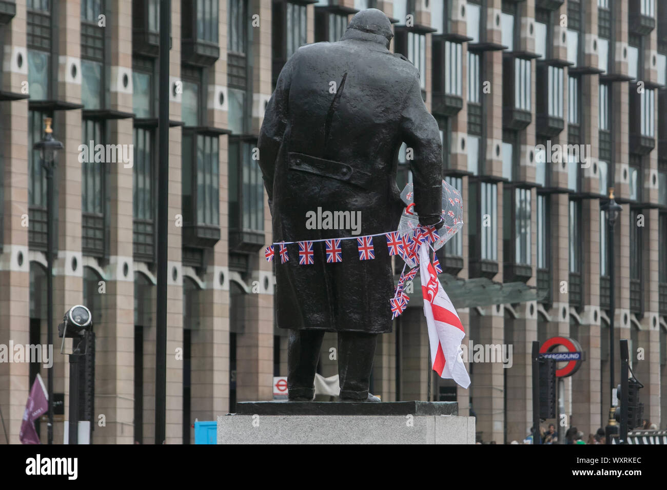 Statue von Sir Winston Churchill, drapiert mit Union Jack bunting Am Parliament Square während einer pro Brexit protestieren. Stockfoto