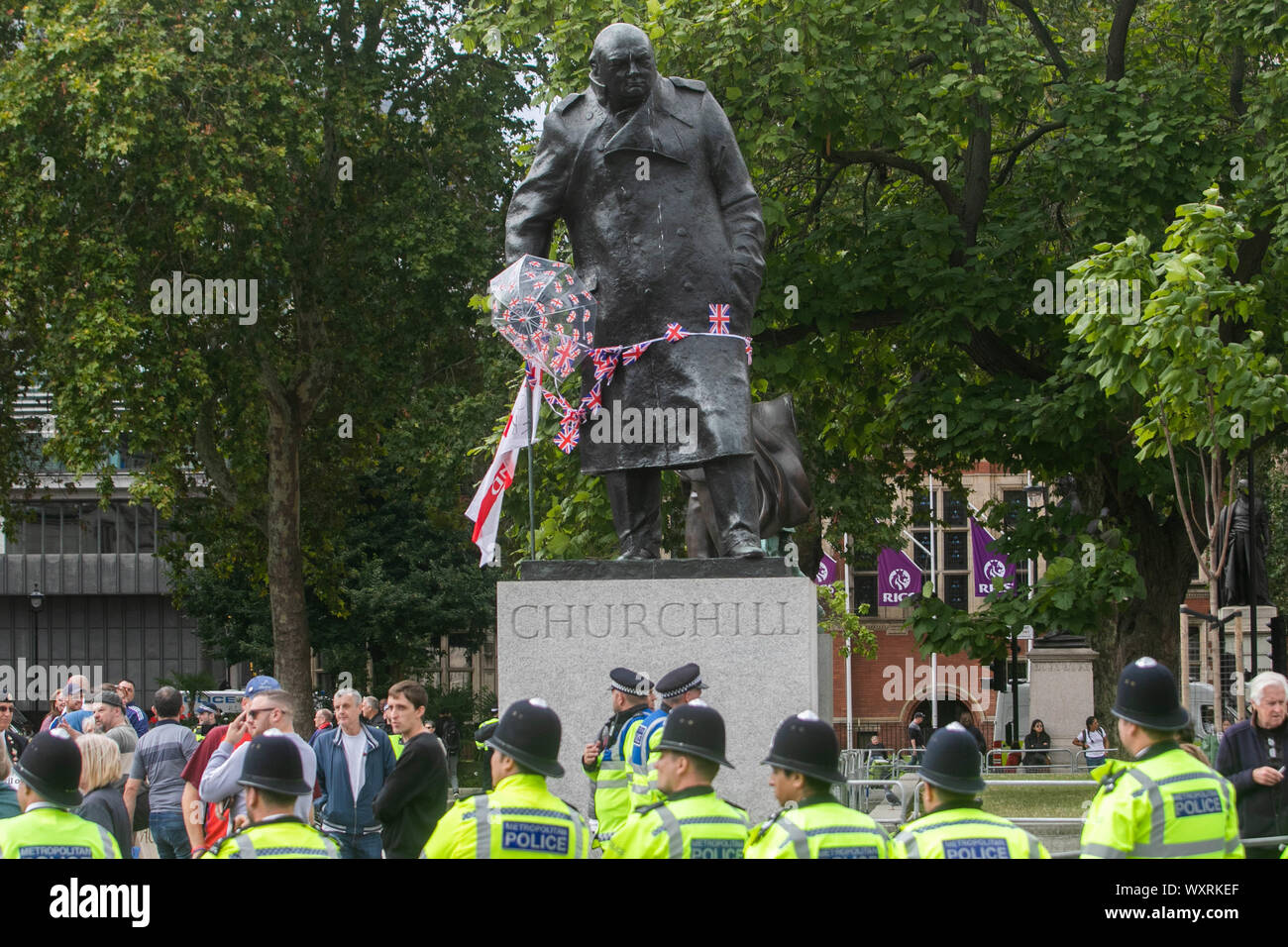 Polizisten Surround Pro Brexit Protesters, die Union Jack Flagge um die Statue von Sir Winston Churchill im Parlament Platz während eines Protestes gesetzt. Stockfoto