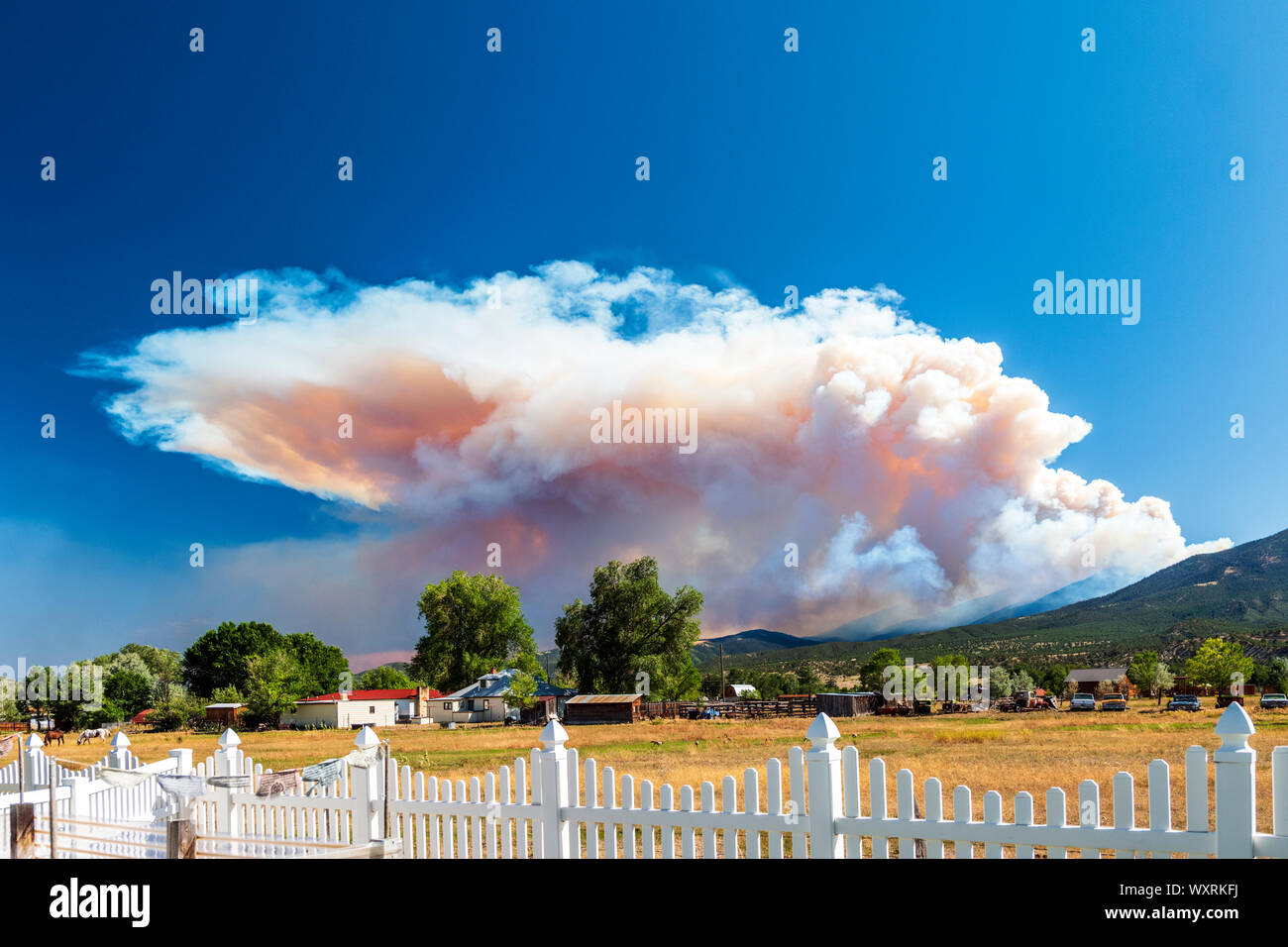 San Luis Valley Wald Feuer Rauch über Methodistischen Berg; Arkansas River Tal; Salida, Colorado, USA Stockfoto