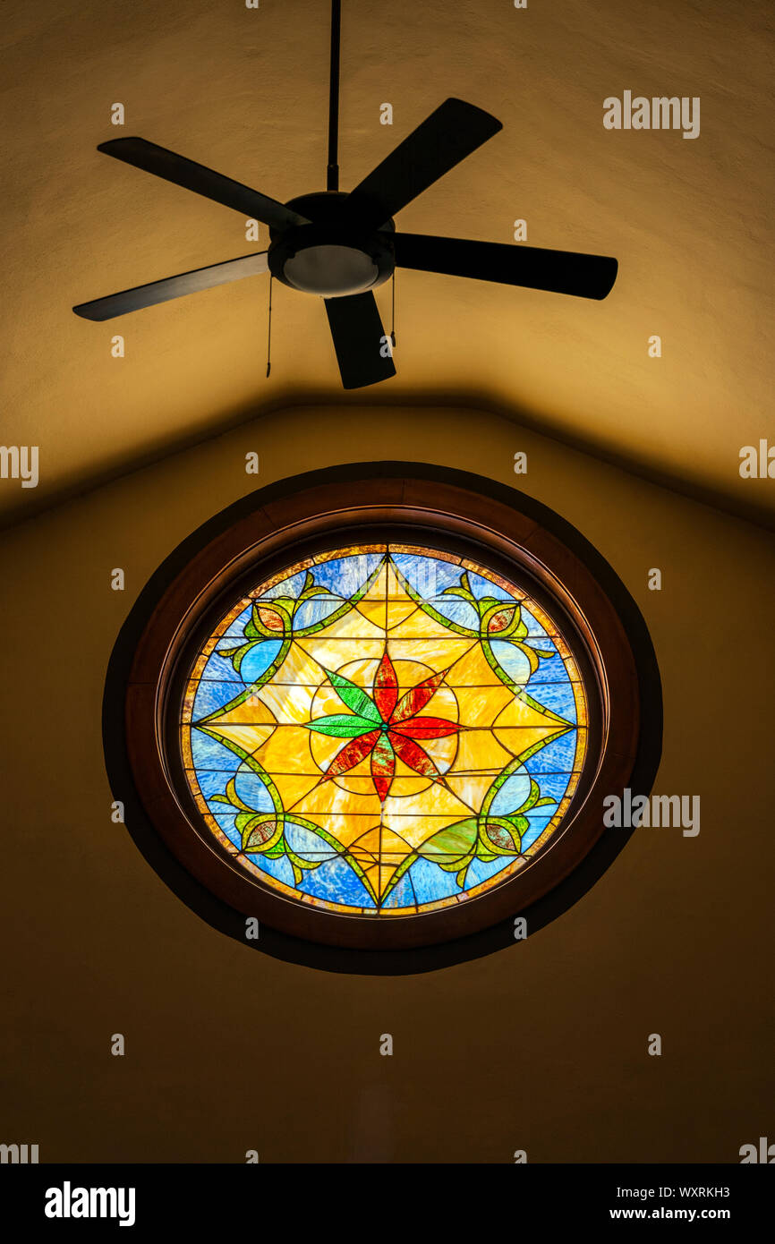 Glasfenster; Deckenventilator; eine Kirche; Salida, Colorado, USA Stockfoto