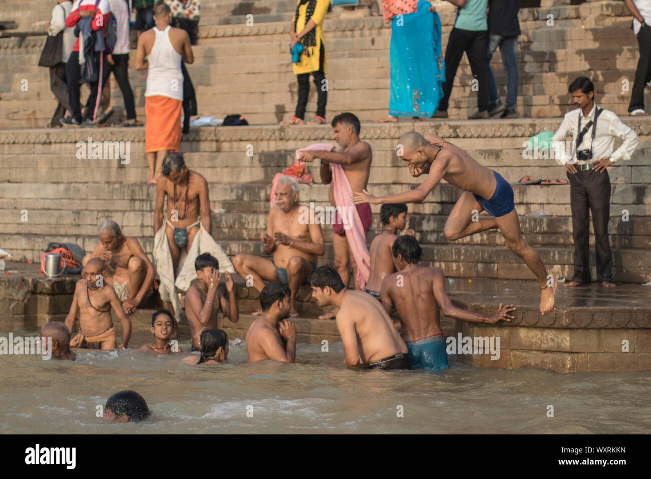 Ein Mann mittleren Alters tauchen in den Fluss Ganges in Varanasi Stockfoto