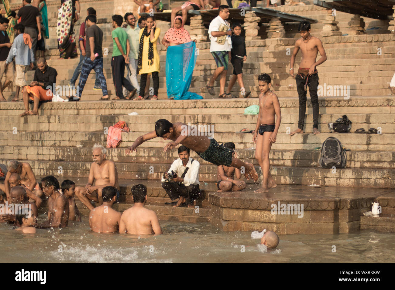 Fun diver in Aktion am Ufer des Ganges in Varanasi Stockfoto